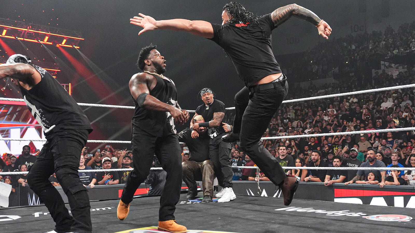 WWE Raw Results (19 Oct 2026): WWE Raw: Roman Reigns की वापसी से मचा बवाल, The BloodLine से 946 को मिला करारा जवाब